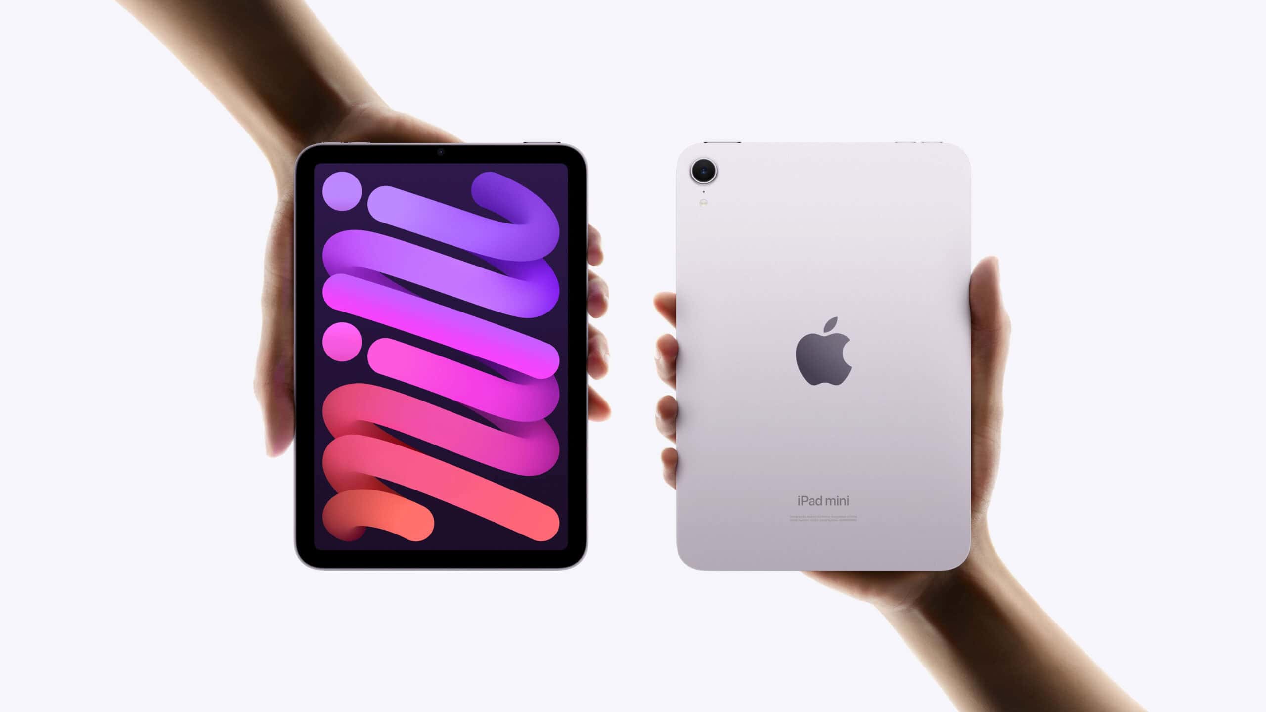 Zwei Hände halten ein iPad und ein Tablet, Fokus auf digitale Lernmedien.