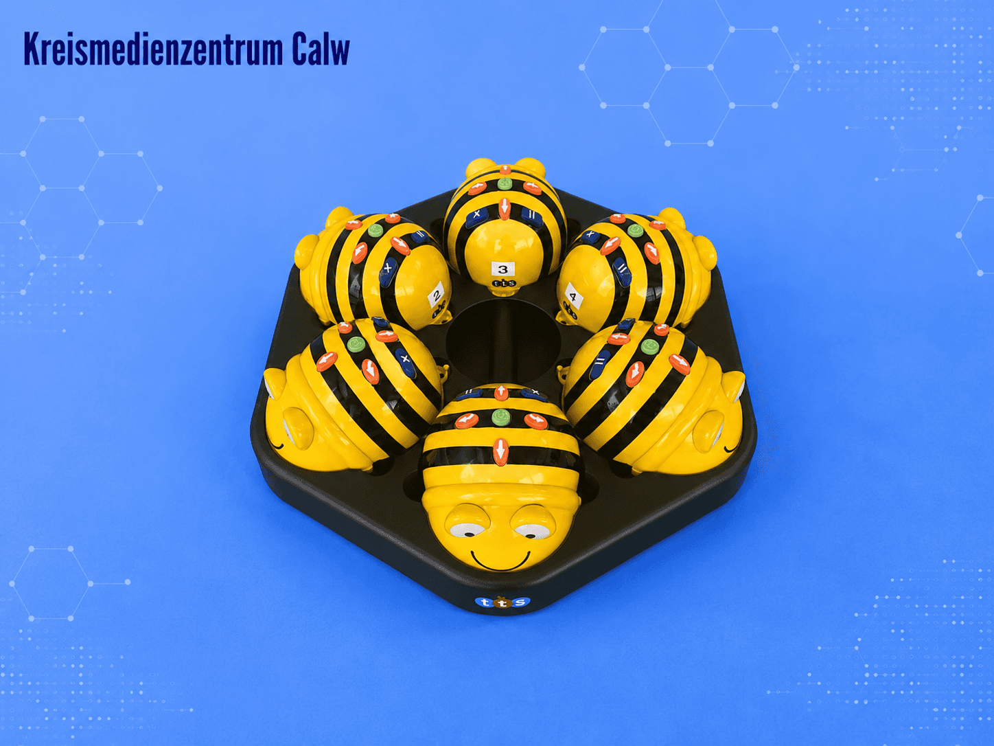 Sechs Bee-Bots Lernroboter auf Ladestation, ideal für Bildung.