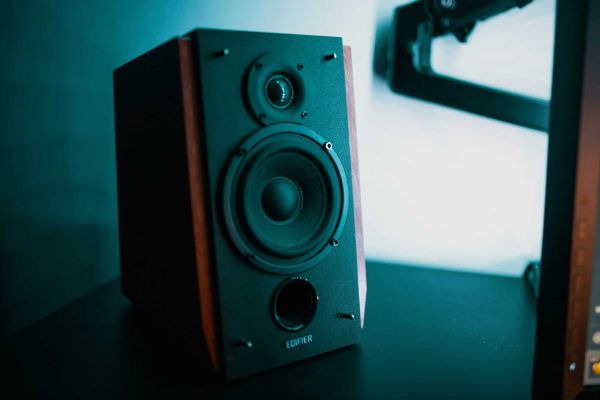Lautsprecher im Kreismedienzentrum Calw, ideal für Audio- und Medienproduktionen.