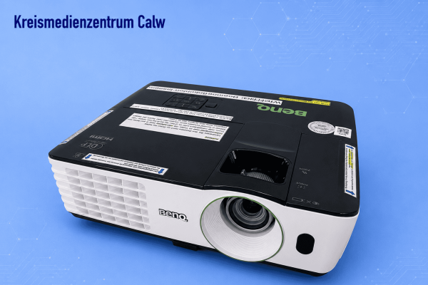 Benq Beamer TH681 mit 3000 ANSI Lumen auf blauer Oberfläche.