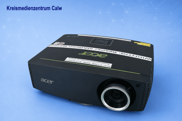Acer Beamer P7205 mit 5500 ANSI Lumen für Präsentationen.