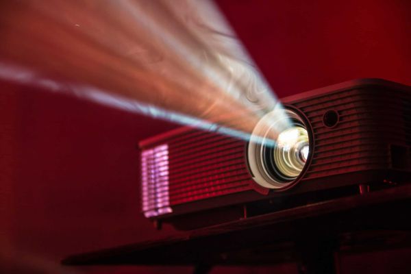 Projektor mit Lichtstrahl im Kreismedienzentrum Calw, für Präsentationen.