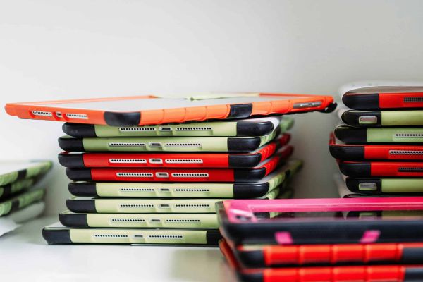 Mehrere gestapelte Tablets in verschiedenen Farben beim Kreismedienzentrum Calw.