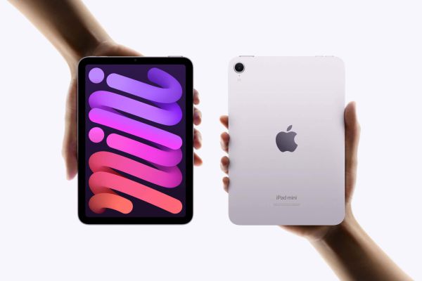 Zwei Hände halten ein iPad und ein Tablet, Fokus auf digitale Lernmedien.